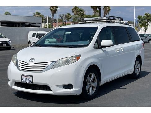 Used 2017 Toyota Sienna LE FWD image 2