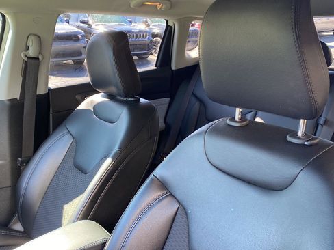 Certified 2022 Jeep Compass Latitude image 9