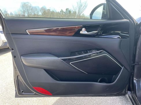 Used 2018 Kia Cadenza Premium image 5