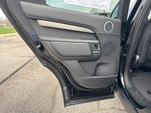 Used 2025 Land Rover Discovery Dynamic SE image 15