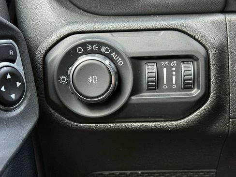 Used 2019 Jeep Wrangler Unlimited Sahara AWD/4WD image 11