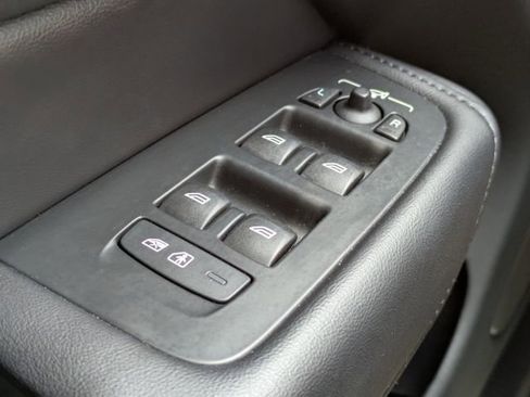 Certified 2023 Volvo XC60 B5 Plus AWD/4WD image 29
