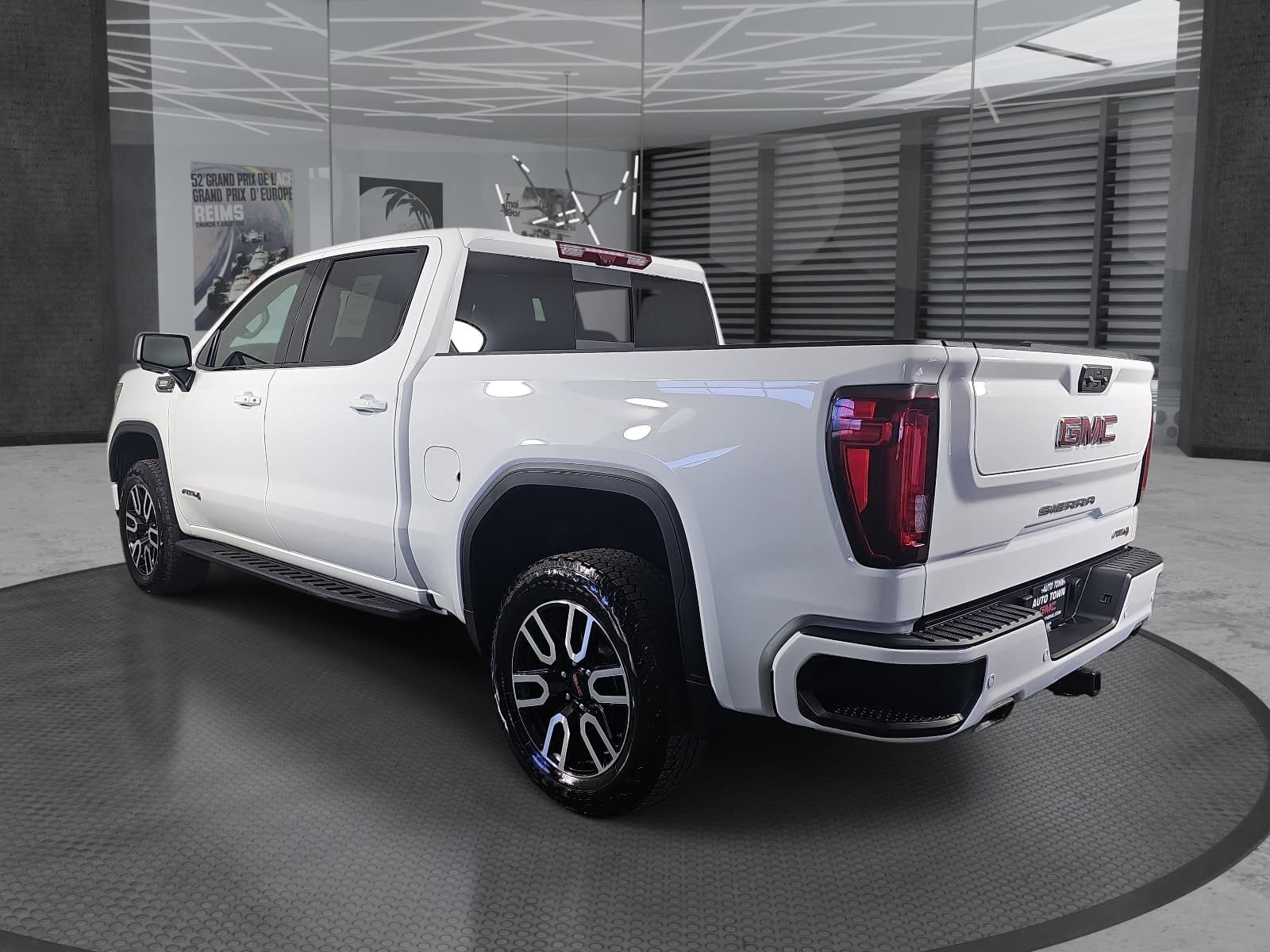 Used 2025 GMC Sierra 1500 AT4 w/ AT4 Premium Package AWD/4WD image 8