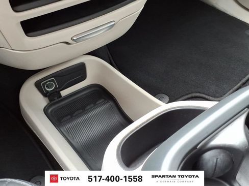 Used 2023 Chrysler Pacifica Touring-L FWD image 23