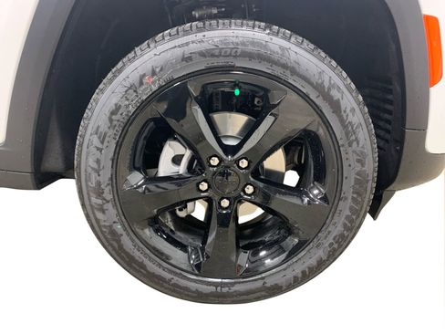 Used 2025 Jeep Grand Cherokee Altitude AWD/4WD image 23