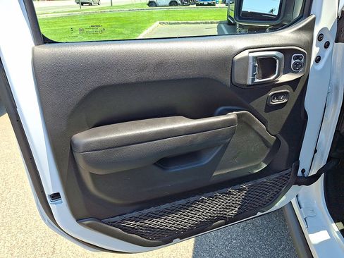 Used 2025 Jeep Gladiator Mojave AWD/4WD image 16