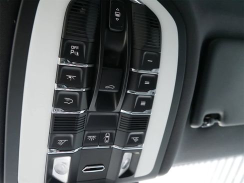 Used 2025 Porsche Macan image 20