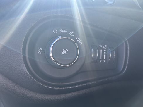 Used 2018 Jeep Renegade Altitude image 11