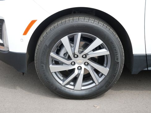 Used 2023 Chevrolet Equinox Premier image 4