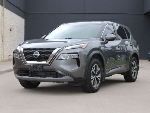 Used 2022 Nissan Rogue SV image 2