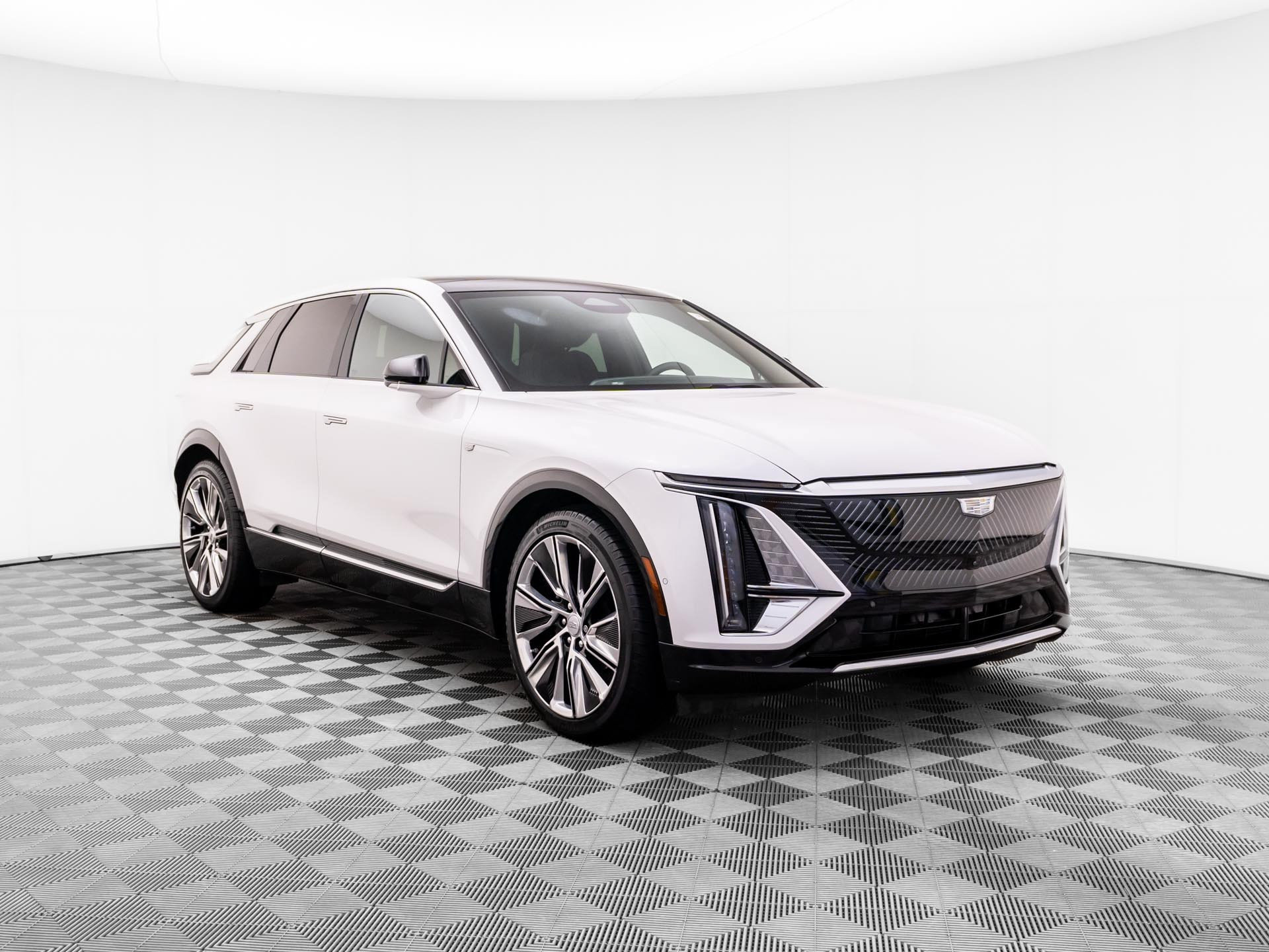 Certified 2025 Cadillac Lyriq Luxury w/ LPO, Floor Liner Package AWD/4WD image 9