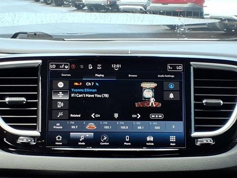 Used 2024 Chrysler Pacifica Touring-L FWD image 17