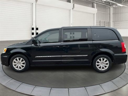 Used 2014 Chrysler Town & Country Touring FWD image 1