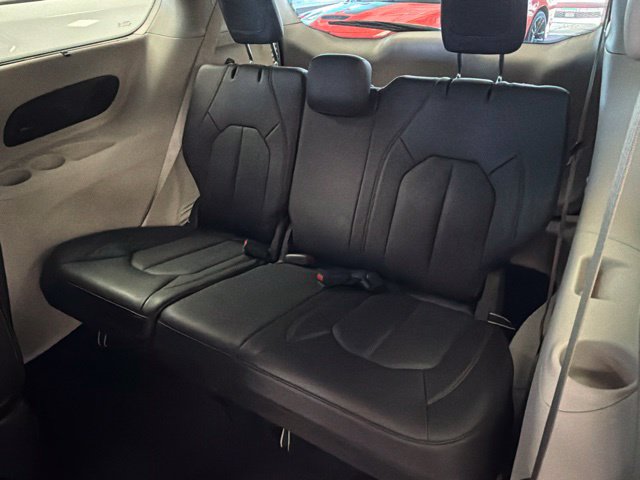 Used 2020 Chrysler Pacifica Touring-L Plus w/ Advanced Safetytec Group FWD image 9