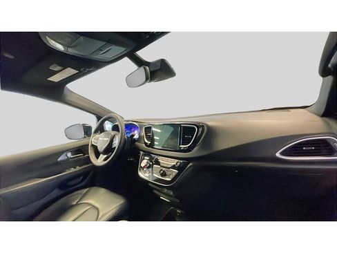 Used 2025 Chrysler Pacifica Select image 19