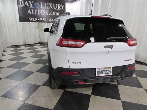 Used 2018 Jeep Cherokee Trailhawk image 16