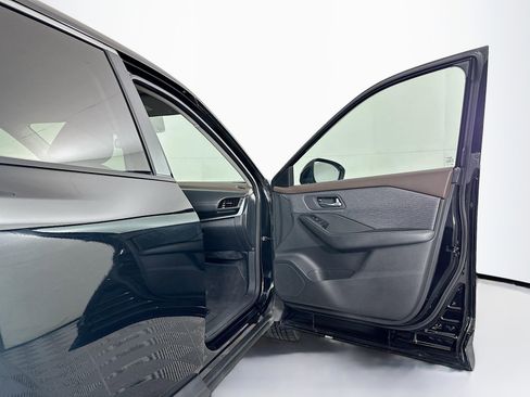 Used 2023 Nissan Rogue SV image 30