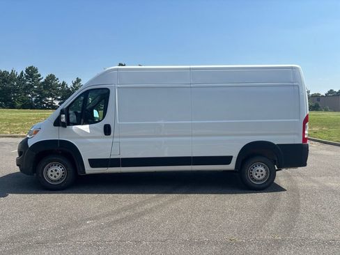 Used 2024 RAM ProMaster 2500 w/ Convenience Group FWD image 4