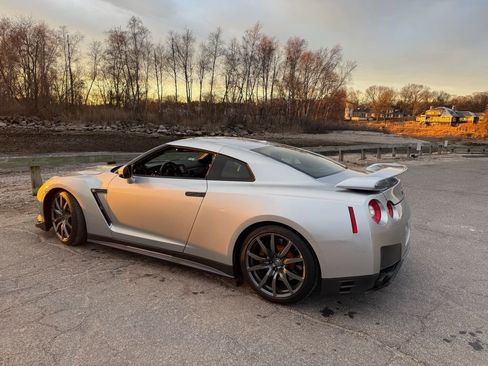 Used 2013 Nissan GT-R Premium AWD/4WD image 2