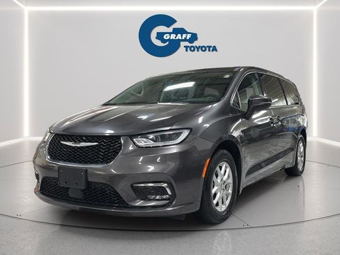 Used 2023 Chrysler Pacifica Touring-L FWD image 1