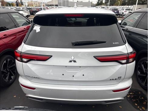 Used 2025 Mitsubishi Outlander SE image 4