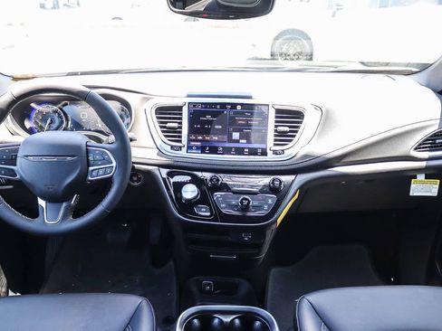 New 2027 Chrysler Pacifica Select FWD image 14