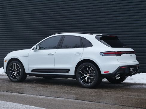 Certified 2024 Porsche Macan image 3