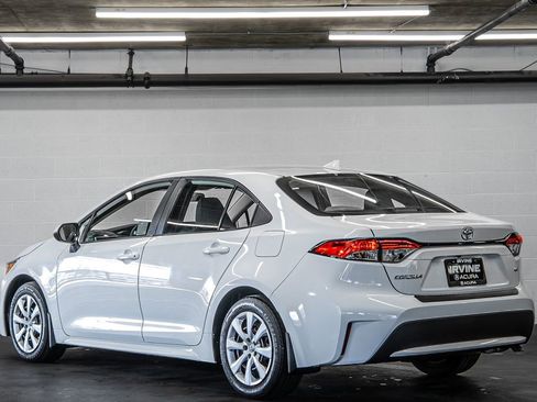 Used 2021 Toyota Corolla LE image 3