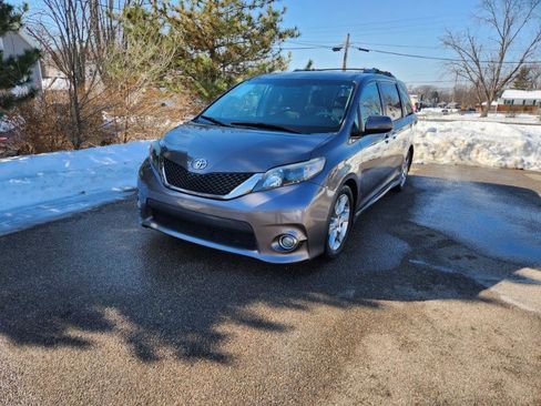 Used 2013 Toyota Sienna SE image 3