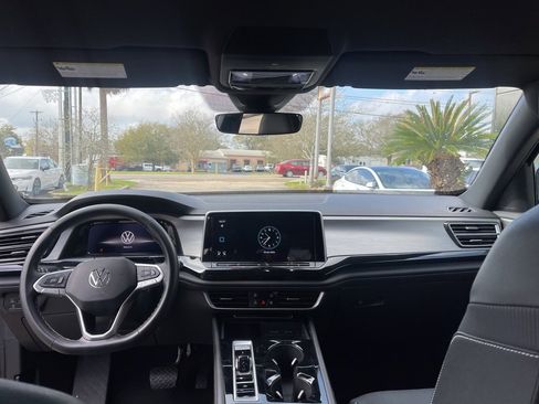Used 2025 Volkswagen Atlas Cross Sport SE image 11