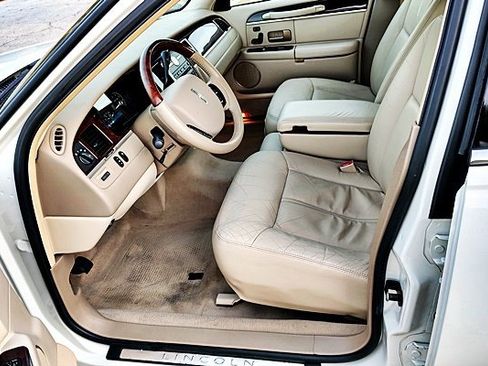 Used 2006 Lincoln Town Car Signature Limited image 13