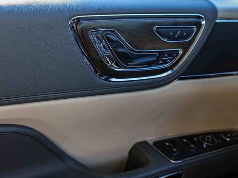 Used 2018 Lincoln Continental Reserve image 13