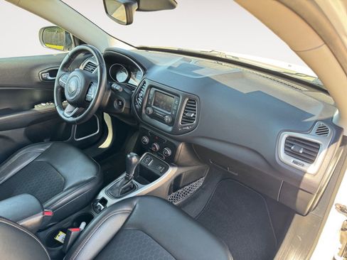 Used 2018 Jeep Compass Latitude FWD image 15