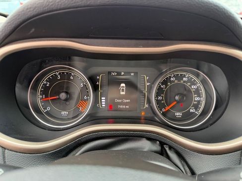 Used 2015 Jeep Cherokee Latitude w/ Comfort/Convenience Group FWD image 40
