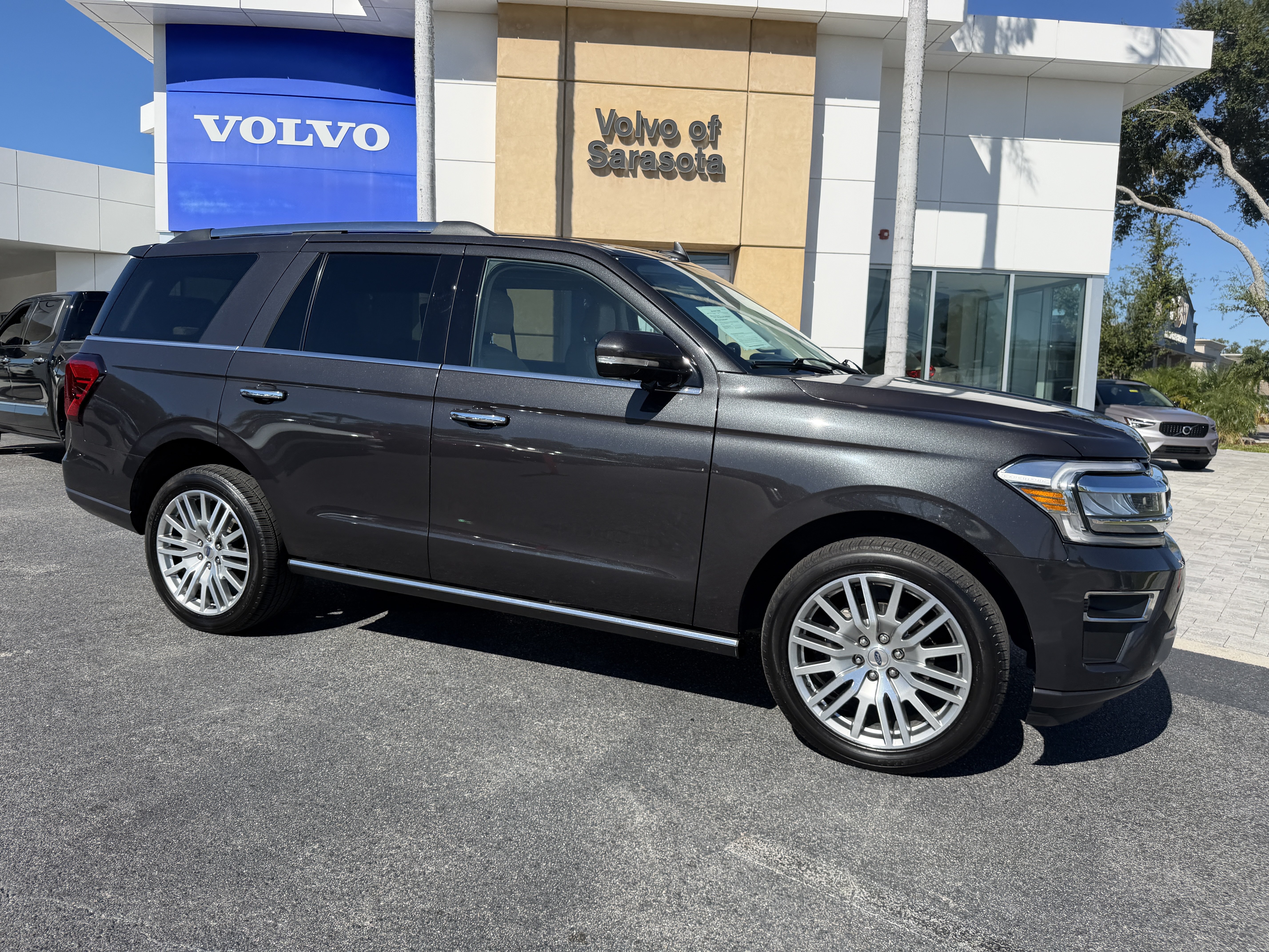 Used 2023 Ford Expedition Limited AWD/4WD image 1
