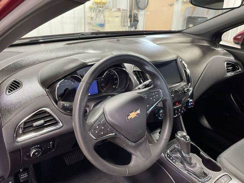 Used 2017 Chevrolet Cruze LT w/ Sun And Sound Package image 10