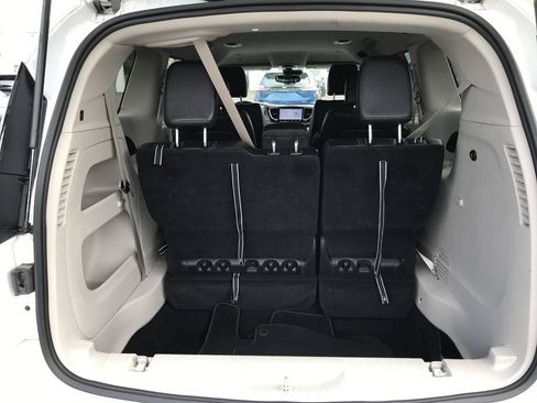 Used 2024 Chrysler Pacifica Touring-L FWD image 26