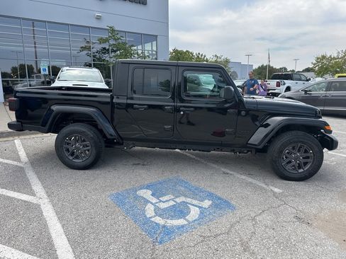 New 2025 Jeep Gladiator Sport image 32