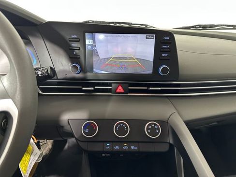 Used 2025 Hyundai Elantra SE w/ Cargo Package image 22