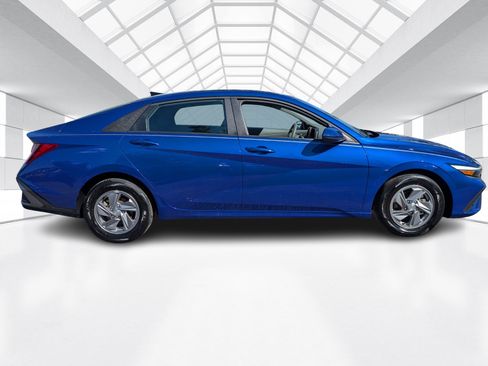 Used 2025 Hyundai Elantra SE image 7