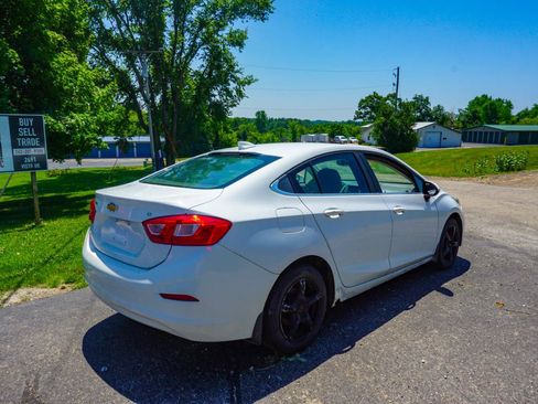 Used 2017 Chevrolet Cruze LT w/ Convenience Package FWD image 2
