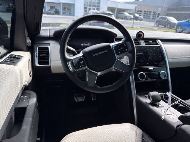 Used 2024 Land Rover Discovery Dynamic SE AWD/4WD image 15