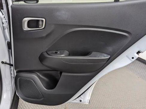 Used 2024 Hyundai Venue SEL image 19