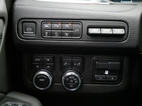 Used 2022 GMC Yukon Denali w/ Denali Premium Package image 27