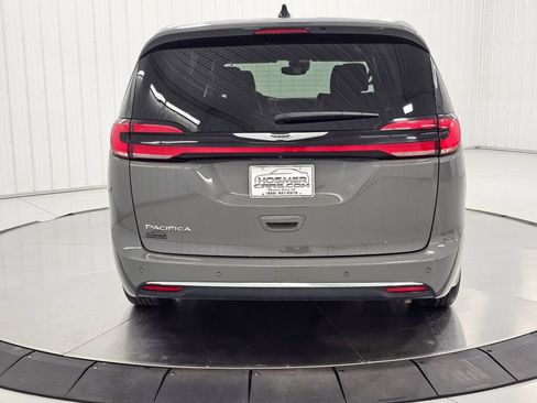 Used 2025 Chrysler Pacifica Select FWD image 4