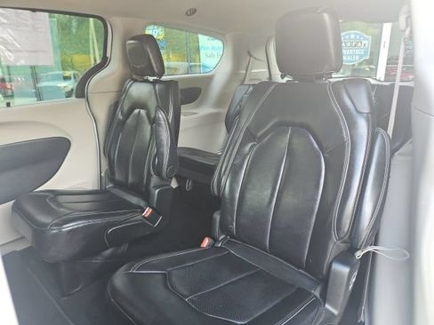 Used 2024 Chrysler Pacifica Touring-L FWD image 26