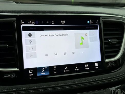 Used 2024 Chrysler Pacifica Select image 19