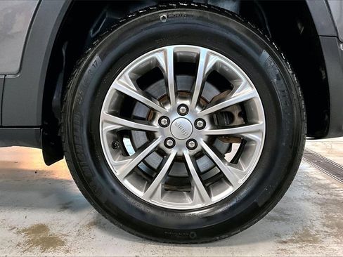 Used 2019 Jeep Cherokee Latitude Plus w/ Comfort/Convenience Group image 8