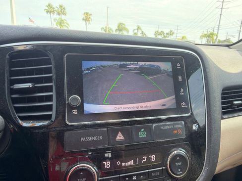 Used 2018 Mitsubishi Outlander SEL AWD/4WD image 14