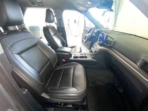 Used 2022 Ford Explorer XLT w/ Equipment Group 202A AWD/4WD image 38